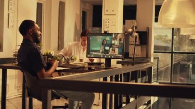 Çalışan uzaktan video konferansında iş arkadaşlarıyla konuşuyor, çevrimiçi video konferansına katılmak için webcam ve bilgisayar kullanıyor. Telekonferansta işbirliği yapıyor. El kamerasıyla..