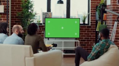 Çok ırklı bir grup insan yeşil ekranda televizyon programından zevk alıyor, izole edilmiş telif alanı arka planına sahip bir film izliyorlar. Toplantıda film izlemek için boş krom anahtar şablonuna bakılıyor.