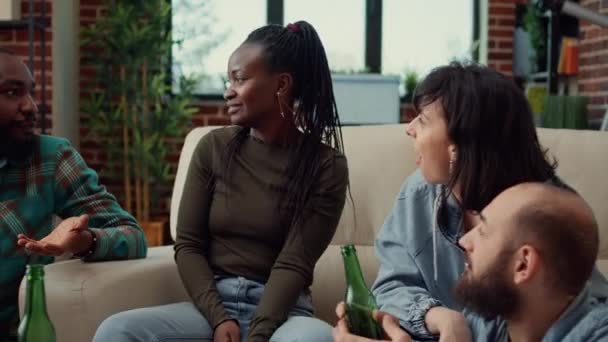 Multietnisk Grupp Människor Talar Vänskap Och Dricka Från Flaskor För — Stockvideo