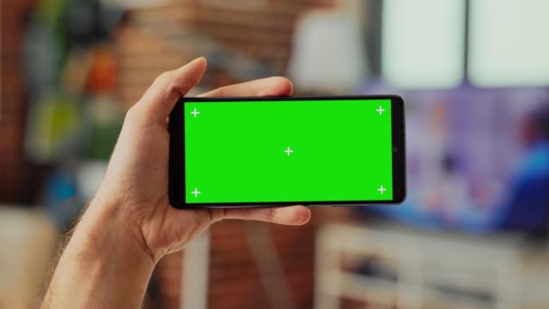 Młody Menedżer Trzymający Telefon Poziomym Zielonym Ekranem Ekranie Cyfrowym Patrzący — Wideo stockowe