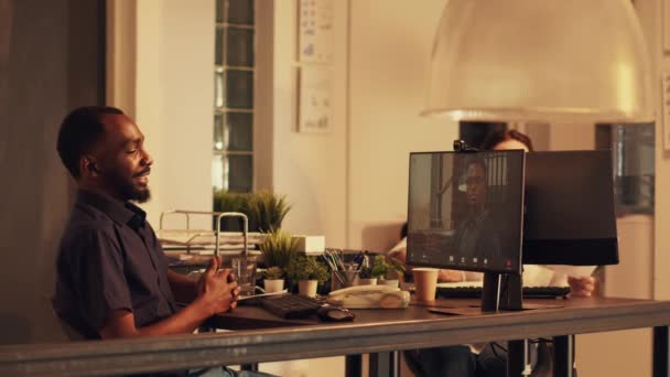 Hombre Gerente Asistir Videoconferencia Con Trabajador Hablando Línea Videollamada Con — Vídeos de Stock