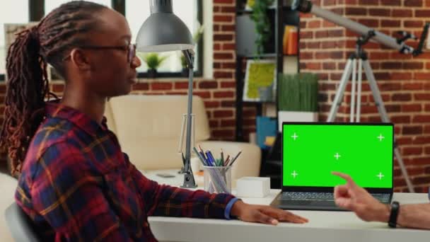 Wieloetniczny Zespół Mężczyzn Kobiet Analizujący Zielony Ekran Laptopie Korzystający Pustego — Wideo stockowe