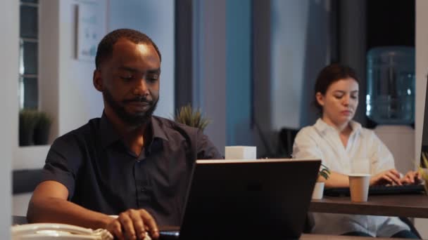 Retrato Del Hombre Confianza Afroamericano Que Trabaja Computadora Portátil Para — Vídeos de Stock