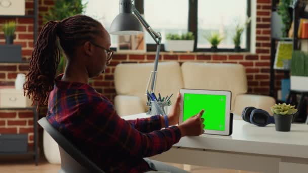 Office Manager Guardando Schermo Verde Orizzontale Sul Dispositivo Digitale Analizzando — Video Stock