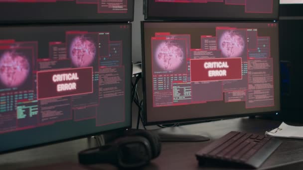 システムクラッシュの警告 画面に点滅する重大なエラーメッセージを示す複数のモニターを備えた空のデスク セキュリティ違反警告とハッキング警告 コンピュータの誤動作を表示するコンピュータ — ストック動画