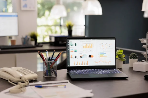 사무실 프로그램 스크린에 휴대용 컴퓨터 노트북은 직장내에서의 보고서를 통계와 재정적 — 스톡 사진