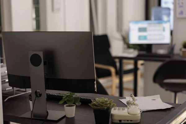 책상에 모니터가 사무실 전화선 테이블에 매일의 시작하기 회사의 사무실 — 스톡 사진