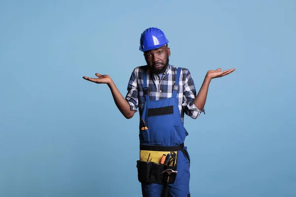 Constructor Afroamericano Confuso Haciendo Gesto Cámara Levantando Hombros Duda Hombre — Foto de Stock