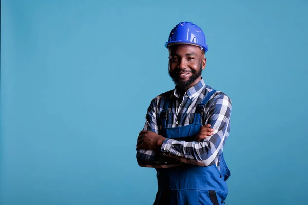 Costruttore Afroamericano Con Una Faccia Felice Che Indossa Cappello Rigido — Foto Stock
