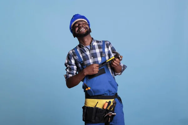 Estudio Foto Del Constructor Afroamericano Alegre Casco Cinturón Utilidad Sosteniendo — Foto de Stock