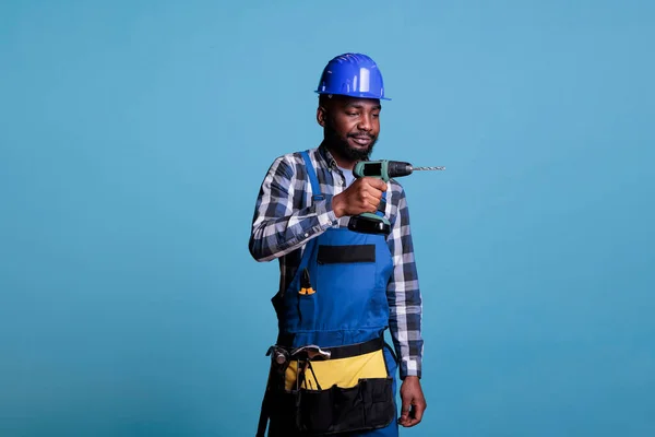 Constructor Afroamericano Uniforme Trabajo Casco Protector Sosteniendo Taladro Eléctrico Sobre — Foto de Stock