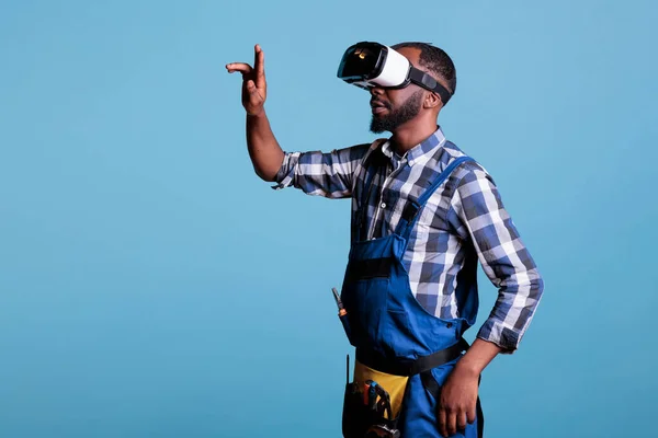 Αφροαμερικάνος Κατασκευαστής Κίνηση Χρησιμοποιώντας Γυαλιά Εικονικής Πραγματικότητας Για Δείτε Κατασκευαστικά — Φωτογραφία Αρχείου