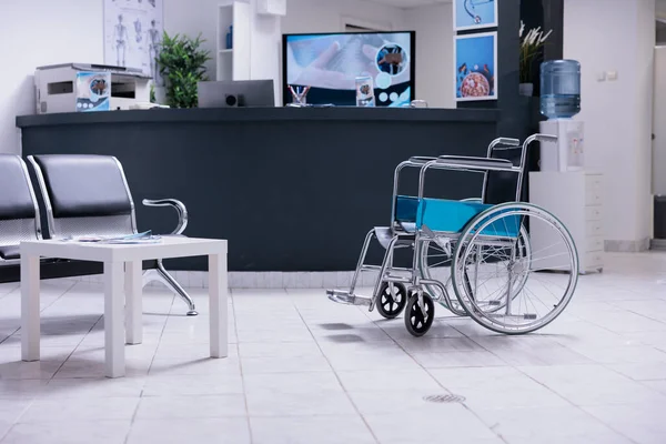 Незанятое Инвалидное Кресло Пустой Комнате Ожидания Стульями Письменным Столом Медицинской — стоковое фото