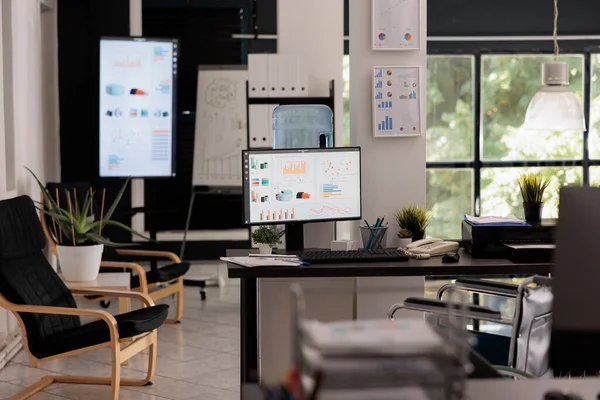 회사의 데스크톱 컴퓨터 프레젠테이션 디지털 사무실 휠체어 — 스톡 사진