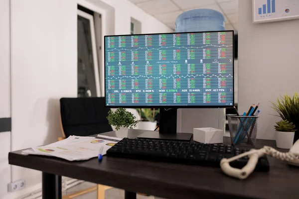 거래와 컴퓨터 통계와 분석을 사무실 트레이딩 비즈니스 애플리케이션 디스플레이 — 스톡 사진