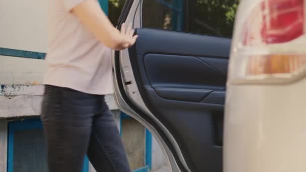 Portador Femenino Que Usa Automóvil Para Entregar Comida Rápida Entrada — Vídeos de Stock