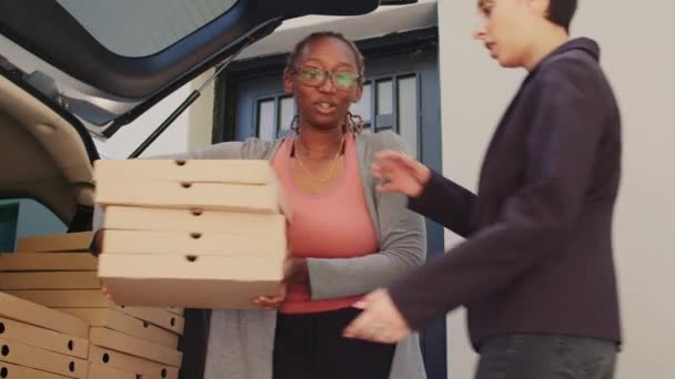 Mulher Transportadora Levando Caixas Pizza Para Fora Porta Malas Entregando — Vídeo de Stock