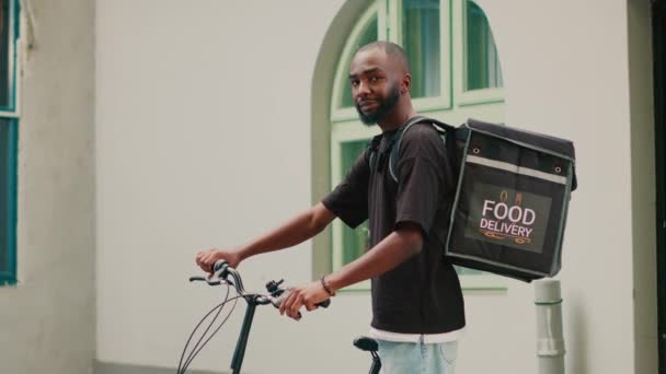Afrikai Amerikai Férfi Futár Biciklizik Hogy Ételt Adjon Ügyfélnek Hátizsákot — Stock videók