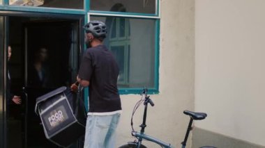 Müşteri fast food servis kuryesine bağırıyor, taşıyıcı ön kapıdaki öfkeli müşteriye yanlış yemek siparişi veriyor. Öfkeli müşteri yemek konusunda düşüncesiz ve tatminsiz davranıyor..