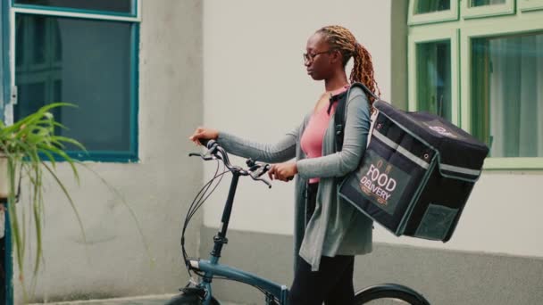 Ung Kvinna Som Arbetar Som Förlossningsperson Med Cykel Med Hjälp — Stockvideo