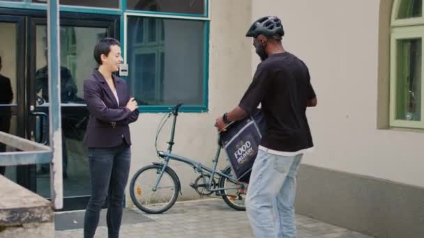 Beyaz Müşteriler Fast Food Siparişini Kredi Kartıyla Ödüyorlar Ofis Kapısında — Stok video