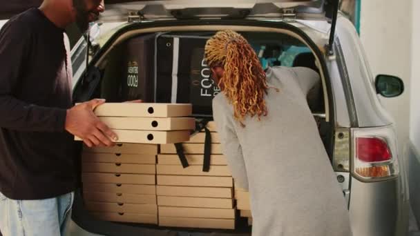 Afrykańska Amerykańska Kurierka Wyciągająca Ogromną Stertę Pudełek Pizzy Bagażnika Dostarczająca — Wideo stockowe
