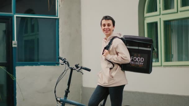Kvinna Som Arbetar Som Takeaway Bärare Med Cykel Cykling Cykel — Stockvideo