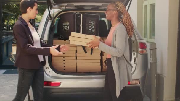 Repartidor Pizzería Dando Cajas Comida Para Llevar Del Baúl Entregando — Vídeo de stock