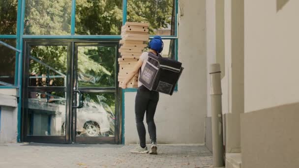 Фастфуд Доставки Людина Скидає Коробки Піци Стоїть Біля Клієнтських Вхідних — стокове відео