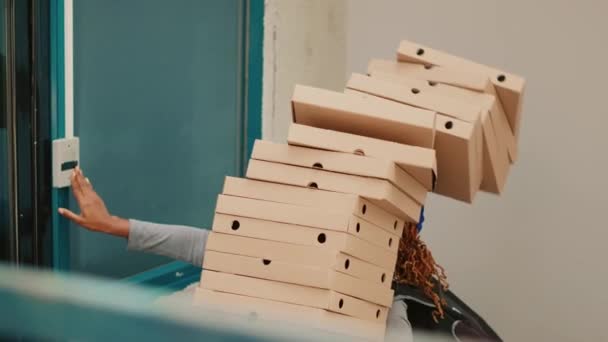 Droevige Klant Huilt Het Laten Vallen Van Pizzadozen Onhandige Koerier — Stockvideo