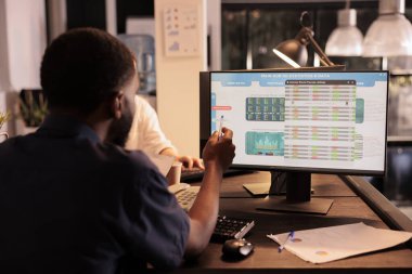 Analitik yazılım kullanarak bilgisayar ekranında küresel fon yatırım istatistiklerini analiz eden bir çalışan. Şirketin mali analizi, işadamının ofisteki gelirleri izlemesi.