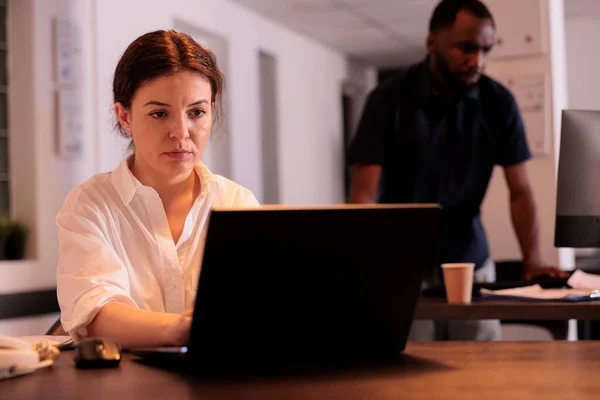 Kobieta Planująca Strategię Firmy Laptopie Pracująca Późna Biurze Kierownik Projektu — Zdjęcie stockowe