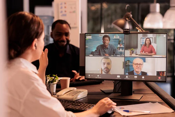İş arkadaşları internet üzerinden bilgisayar yazılımı kullanarak iletişim kuruyor, kadın iş arkadaşlarıyla video konferansında başlangıç stratejisini tartışıyor. Telekonferans ile ilgili iş planı tartışması