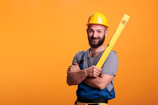 Repairing Constructor Holding Water Level Ruler Studio Standing Arms Crossed — Stock Photo, Image