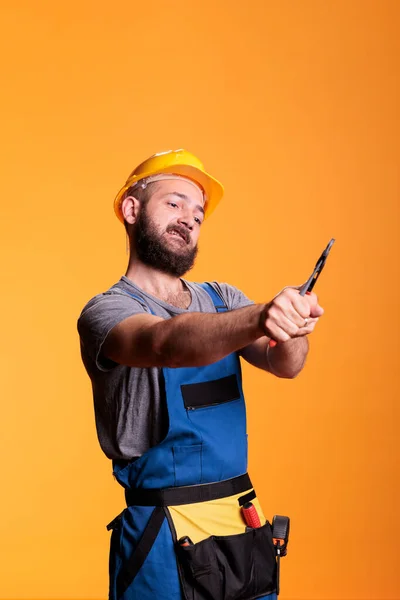 Empreiteiro Construção Usando Alicate Para Reparar Trabalhando Como Carpinteiro Construtor — Fotografia de Stock