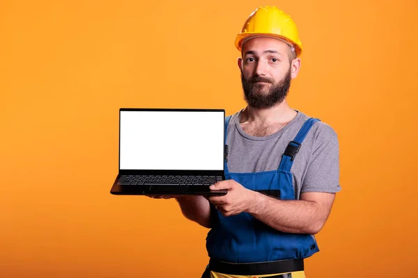 Szczęśliwy Rzemiosło Ekspert Pokazując Laptop Białym Ekranem Trzymając Komputer Izolowanym — Zdjęcie stockowe