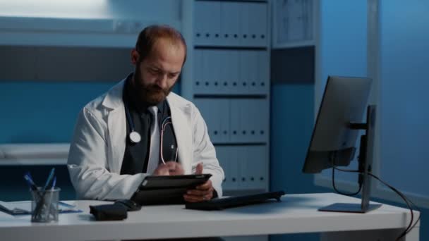 Médico Practicante Escribiendo Informe Médico Tableta Mientras Trabaja Turno Noche — Vídeo de stock