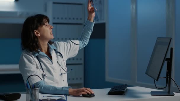 Praktiker Mit Röntgenuntersuchungen Der Lungen Bevor Medizinisches Fachwissen Computer Schreibt — Stockvideo