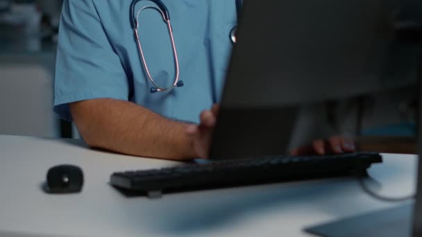 Enfermera Médica Estresada Cansada Que Usa Uniforme Azul Estetoscopio Mientras — Vídeos de Stock