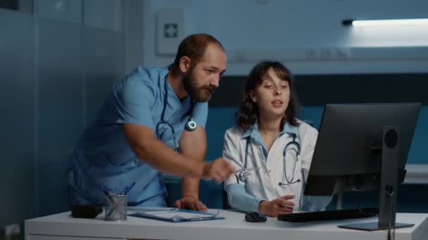 Szakorvos Áll Asztalnál Orvos Nővér Elemzi Orvosi Jelentést Miközben Beteg — Stock videók
