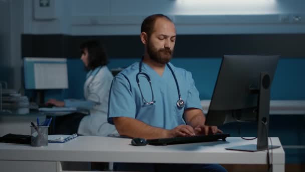 Hasta Hastalıkları Uzmanlığında Saatlerce Çalışan Hekim Hemşire Hastane Ofisinde Sağlık — Stok video
