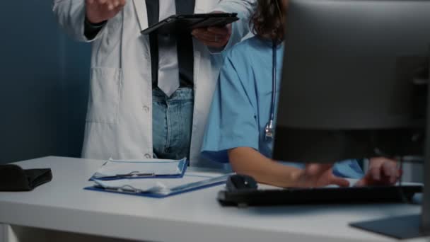 Médico Segurando Tablet Computador Digitando Experiência Relatório Paciente Analisar Diagnóstico — Vídeo de Stock