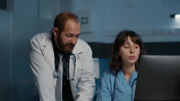 Klinik Personeli Hasta Hastalıklarını Tedavi Etmek Için Ilaç Tedavisini Tartışırken — Stok video