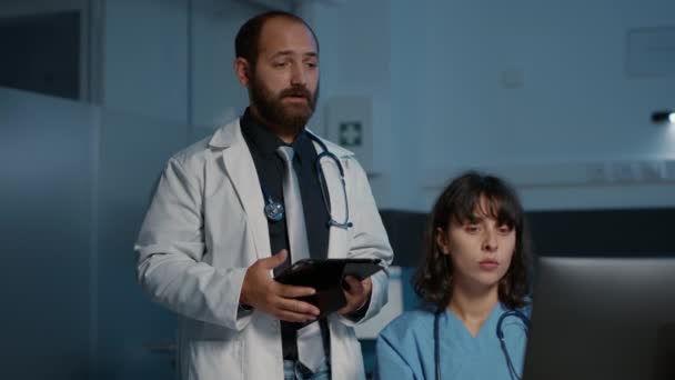 Lekarz Prowadzący Tablet Piszący Ekspertyzę Diagnostyczną Pacjenta Podczas Analizy Raportu — Wideo stockowe