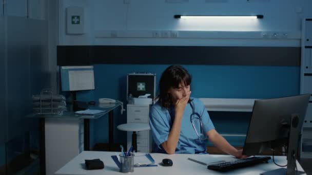 Assistente Cansado Trabalhando Durante Horas Consultório Hospital Analisando Relato Doença — Vídeo de Stock