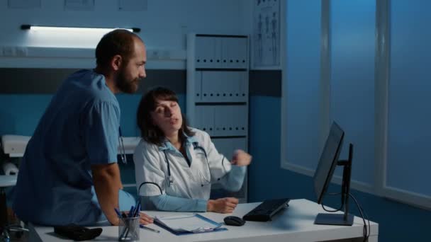 Equipe Médica Olhando Para Monitor Computador Analisando Relatório Paciente Discutir — Vídeo de Stock