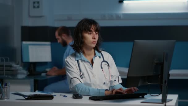 Retrato Médico Que Está Mesa Escritório Hospital Trabalhando Durante Horas — Vídeo de Stock