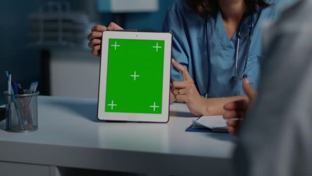 Assistant Montrant Ordinateur Tablette Avec Modèle Écran Vert Médecin Tout — Video