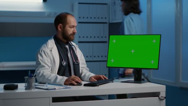 Lekarz Pracujący Późna Nocy Komputerze Zielonym Szablonem Ekranu Sprawdzający Raport — Wideo stockowe