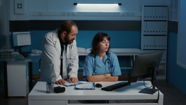 Equipe Que Analisa Perícia Médica Que Discute Diagnóstico Doença Paciente — Vídeo de Stock